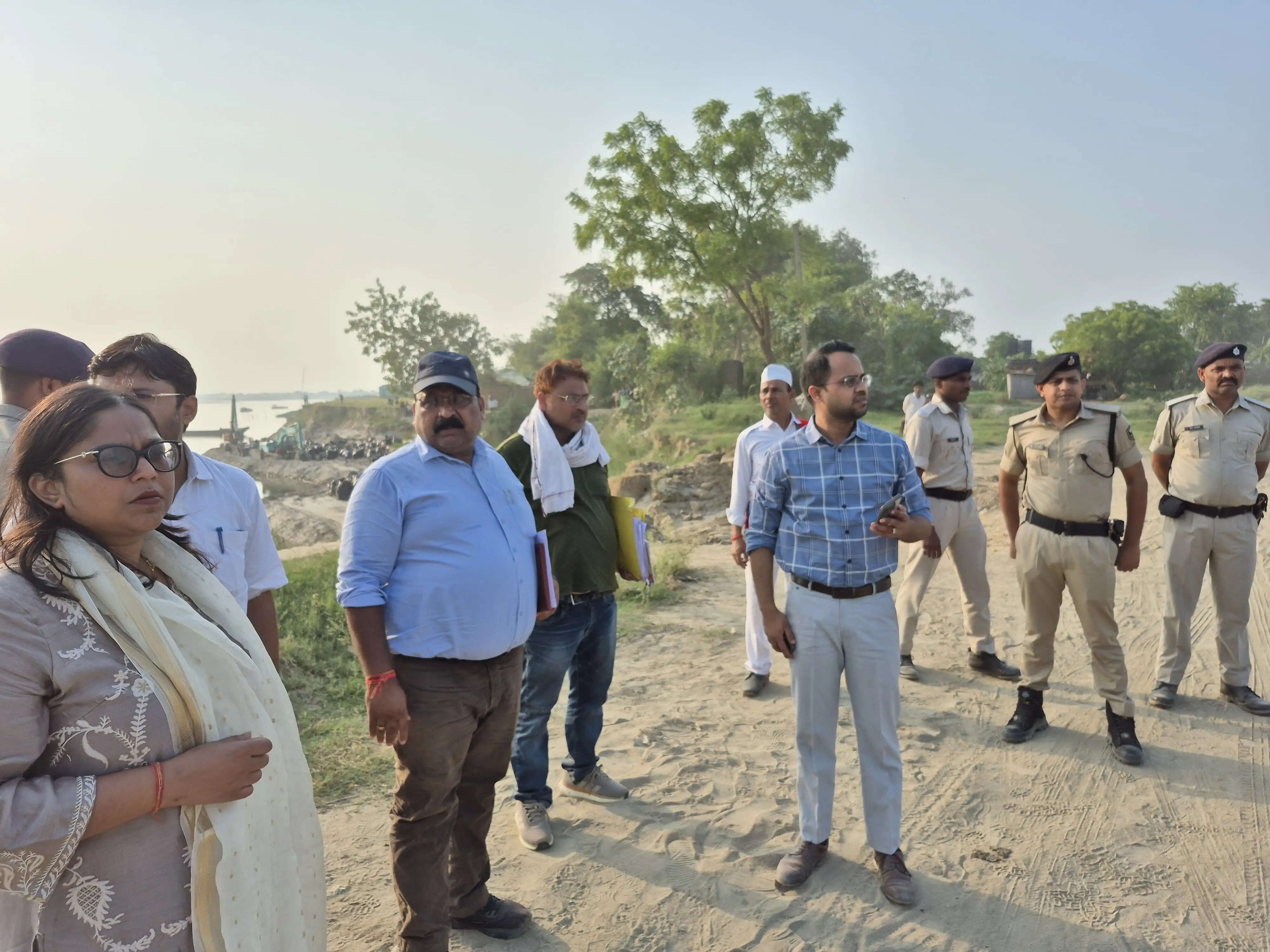 बाढ़ निरोधक एवं तटबंध सुरक्षा कार्यों का जिलाधिकारी ने किया निरीक्षण