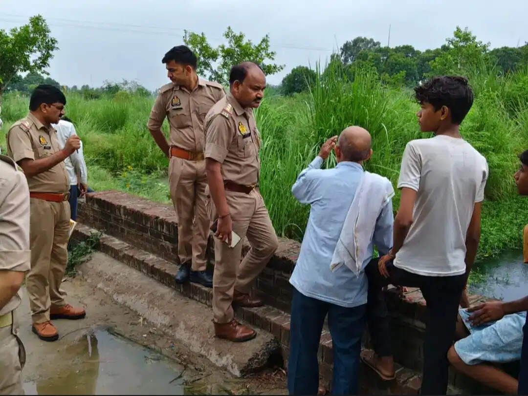 नाले में मिला युवक का शव