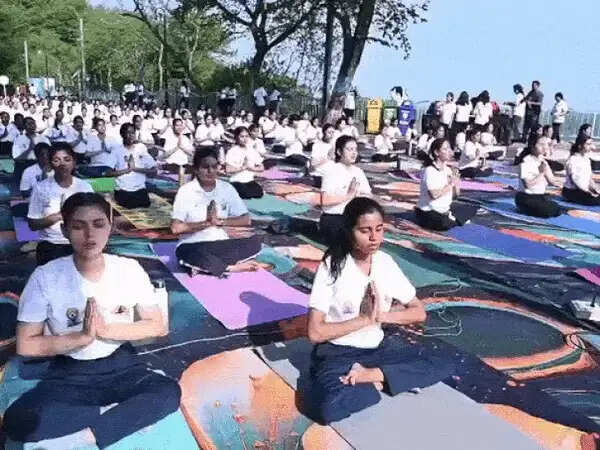भोपाल&nbsp;में&nbsp;बड़ा तालाब से टीटी नगर तक गूंजा योग का संदेश,&nbsp;हजारों युवाओं ने लिया फिट इंडिया का संकल्प