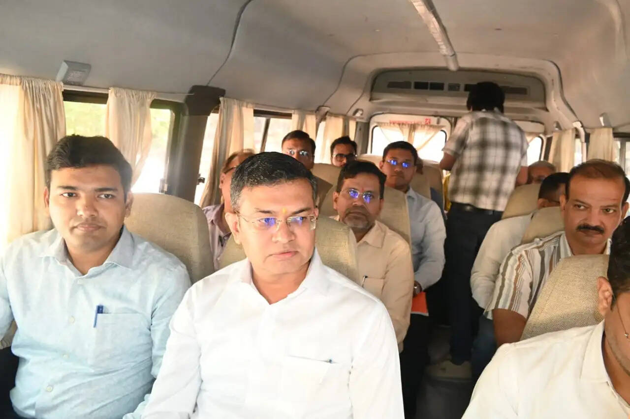 जबलपुरः नए कलेक्टर विश्वकर्मा पहुंचे रानीताल पंचायत, चौपाल लगाकर सुनीं ग्रामीणों की समस्याएं
