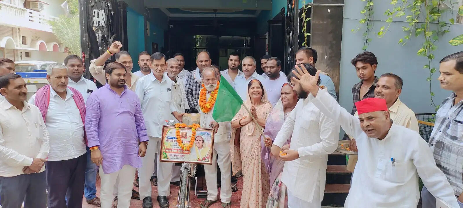 साइकिल से वैष्णो देवी धाम रवाना हुए हरिराम कोरी, विधायक ने भेंट की साइकिल