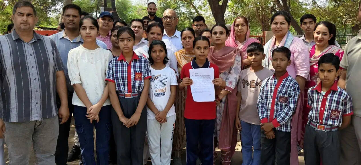 हिसार में रोडवेज बस बंद होने से 250 बच्चों की पढ़ाई प्रभावित, अभिभावकों ने उपायुक्त से लगाई गुहार