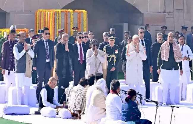 महात्मा गांधी की 78वीं पुण्यतिथिः राष्ट्रपति, उपराष्ट्रपति और प्रधानमंत्री ने श्रद्धांजलि अर्पित कर सर्वधर्म प्रार्थना में लिया भाग