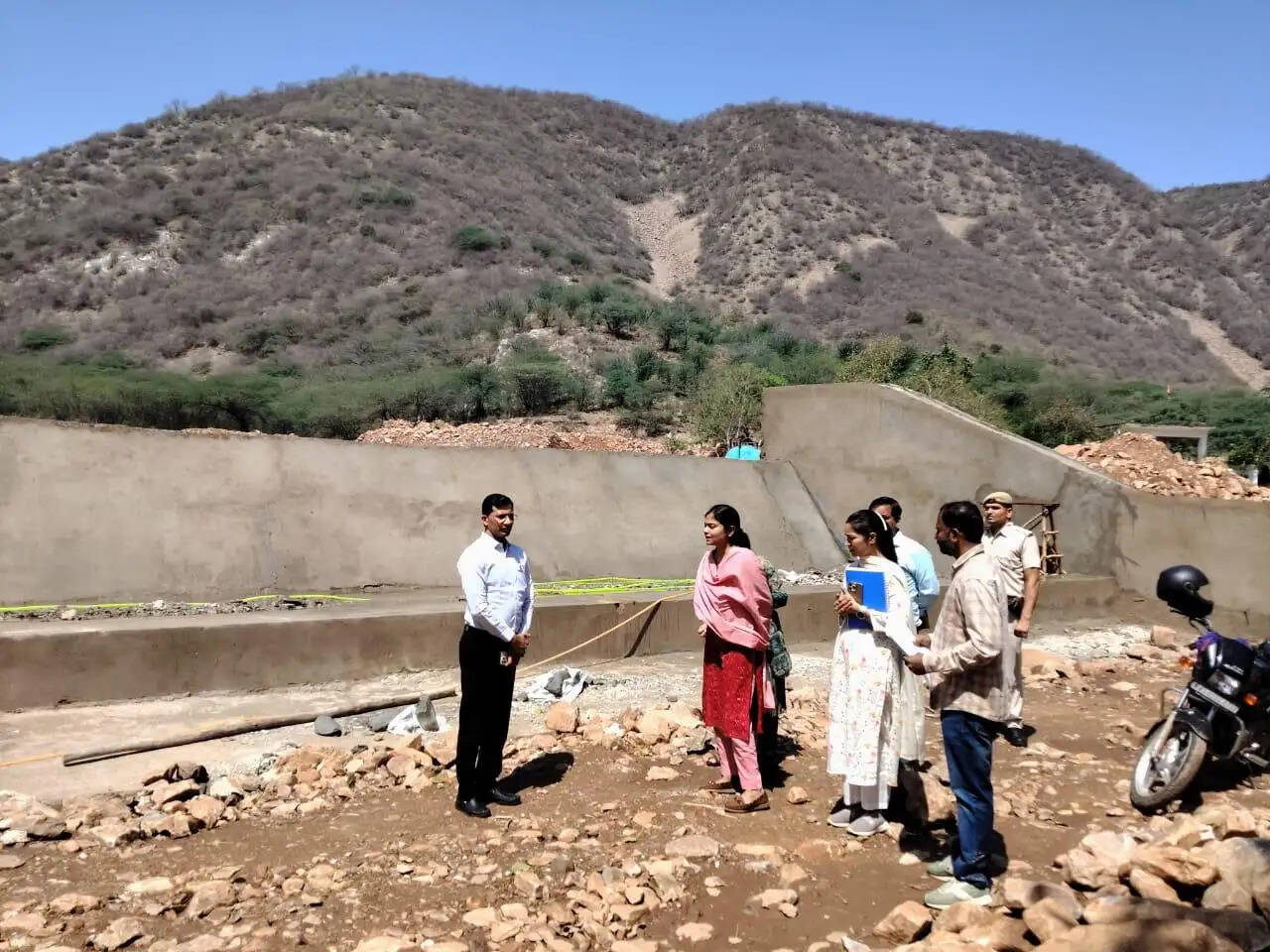 अलवर कलक्टर ने किया जल संरक्षण के कार्यों, फूड स्ट्रीट एवं एनकेप फण्ड से कराए जा रहे विकास कार्यों का निरीक्षण