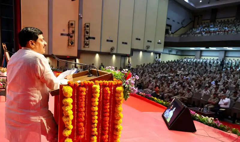 मप्र पुलिस विभाग के 58 संवर्गों में 27,534 अधिकारी-कर्मचारी हुए पदोन्नत : मुख्यमंत्री डॉ. यादव