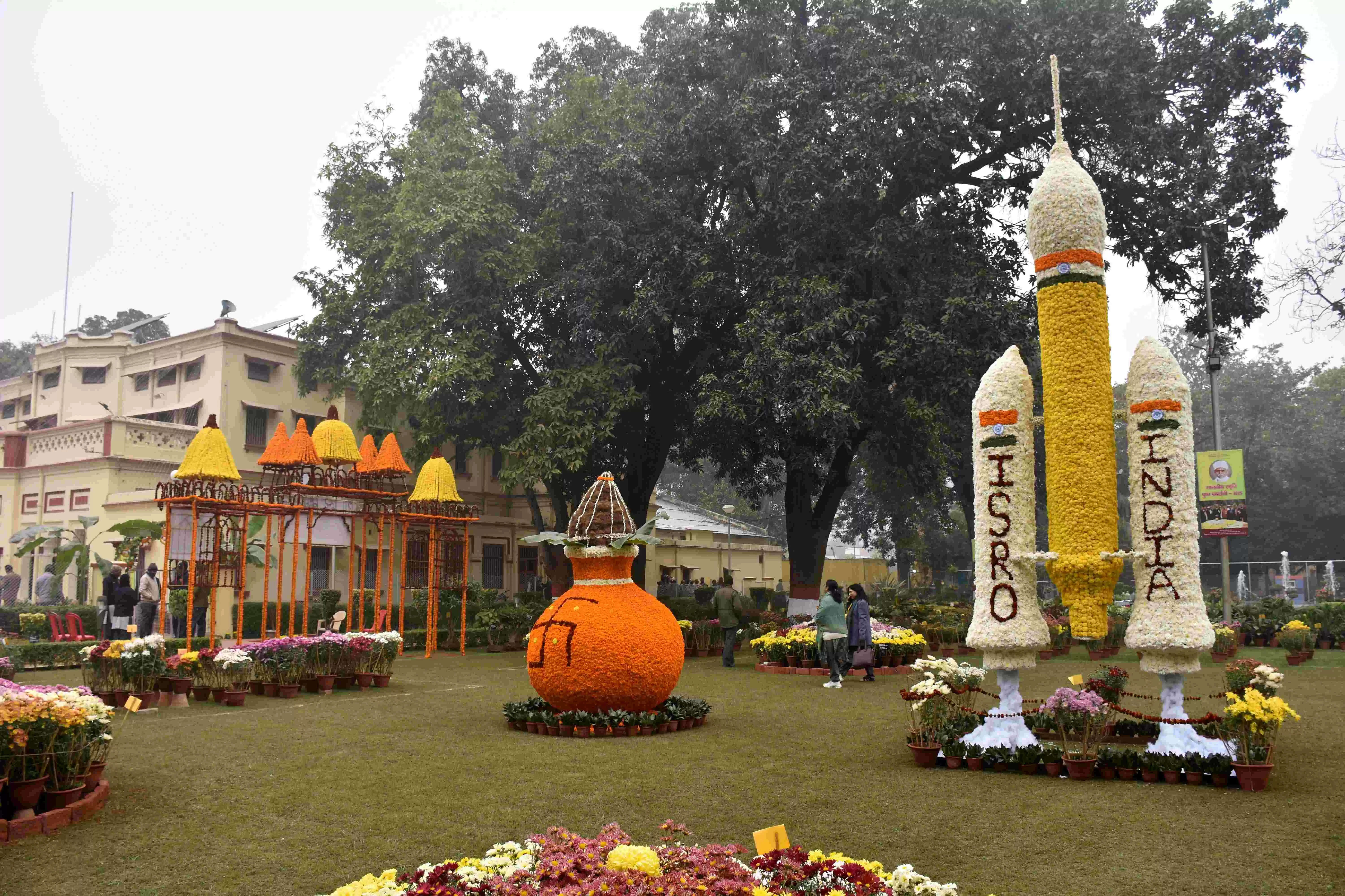 महामना जयंती: बीएचयू के पुष्प प्रदर्शनी में कश्मीर सरीखा नजारा, पुष्प से तैयार 'चन्द्रयान मिशन' रहा आकार्षण का केन्द्र