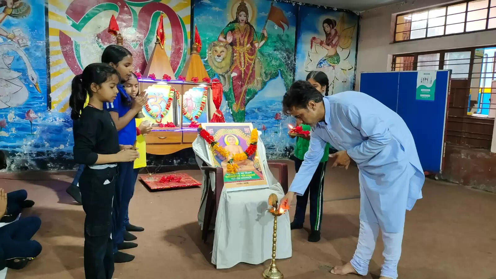 भगवान महावीर के सिद्धांतों को आत्मसात करने की जरूरत : वरुण