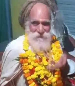 नरसिंहपुर: डिवाइडर से टकराई कार, संत कनक बिहारी समेत दो की मौत