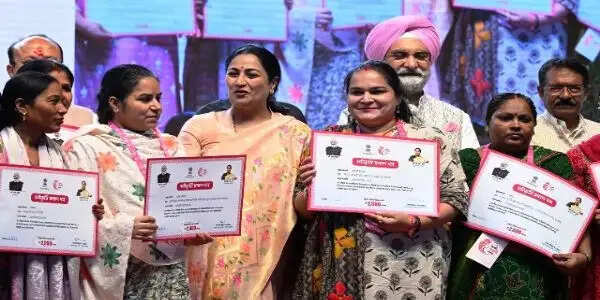 मुख्यमंत्री रेखा गुप्ता ने दिल्ली लक्ष्मी योजना का किया शुभारंभ, 65 महिलाओं को सौंपे प्रमाण पत्र