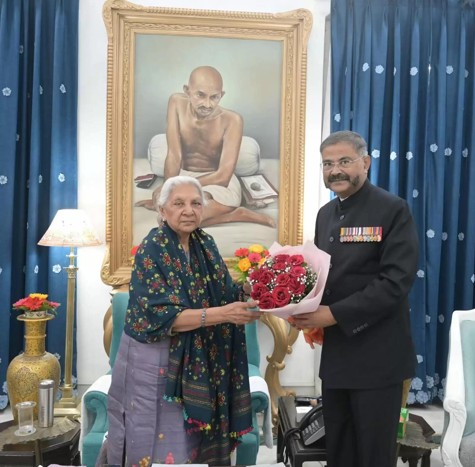 राज्यपाल आनंदीबेन पटेल से पूर्व डीजीपी प्रशांत कुमार ने शिष्टाचार भेंट की