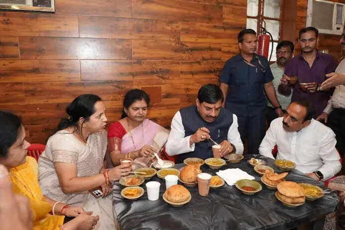 मप्र के मुख्यमंत्री ने उप्र के वाराणसी में स्थानीय व्यंजनों का लिया स्वाद, जनता से किया संवाद