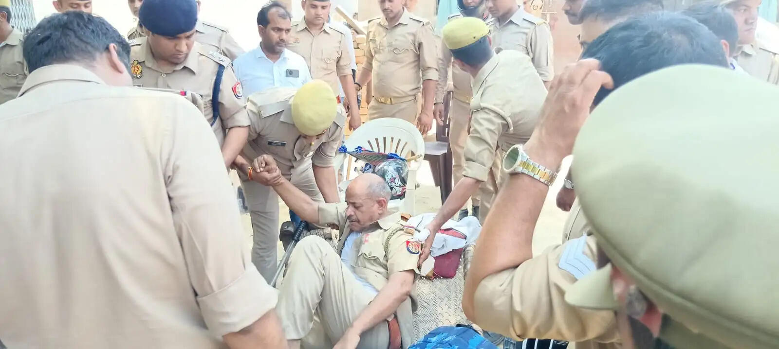 वाराणसी के नेहिया गांव में दो संगठनों के बीच झंडे को लेकर विवाद में पथराव, एसीपी समेत तीन घायल