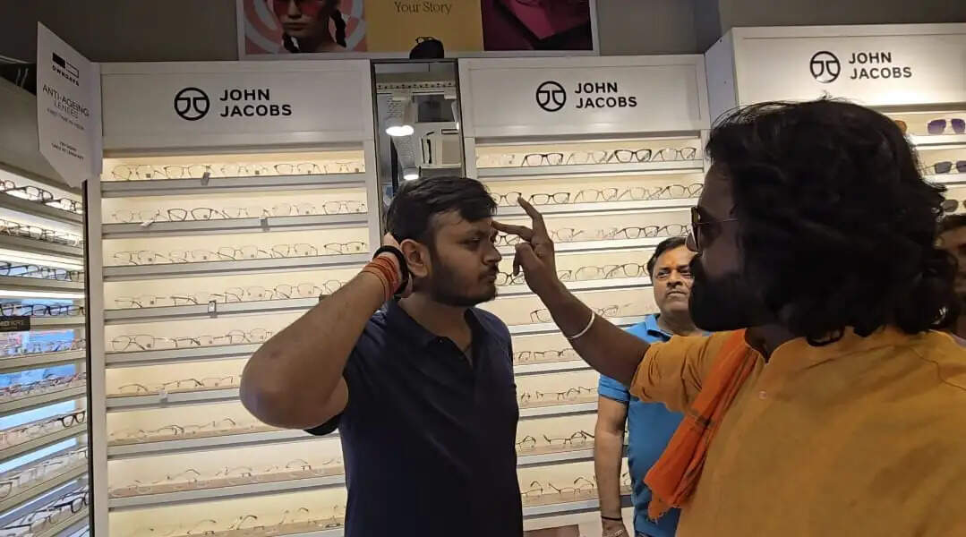 पूर्णिया लेंसकार्ट शोरूम में श्री राम सेवा संघ ने कर्मियों को तिलक लगाया