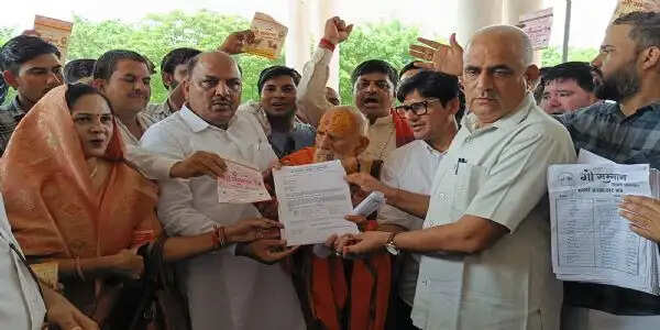 गाय को राष्ट्रमाता घोषित करने की मांग पर गौ-प्रेमियों ने दिया ज्ञापन