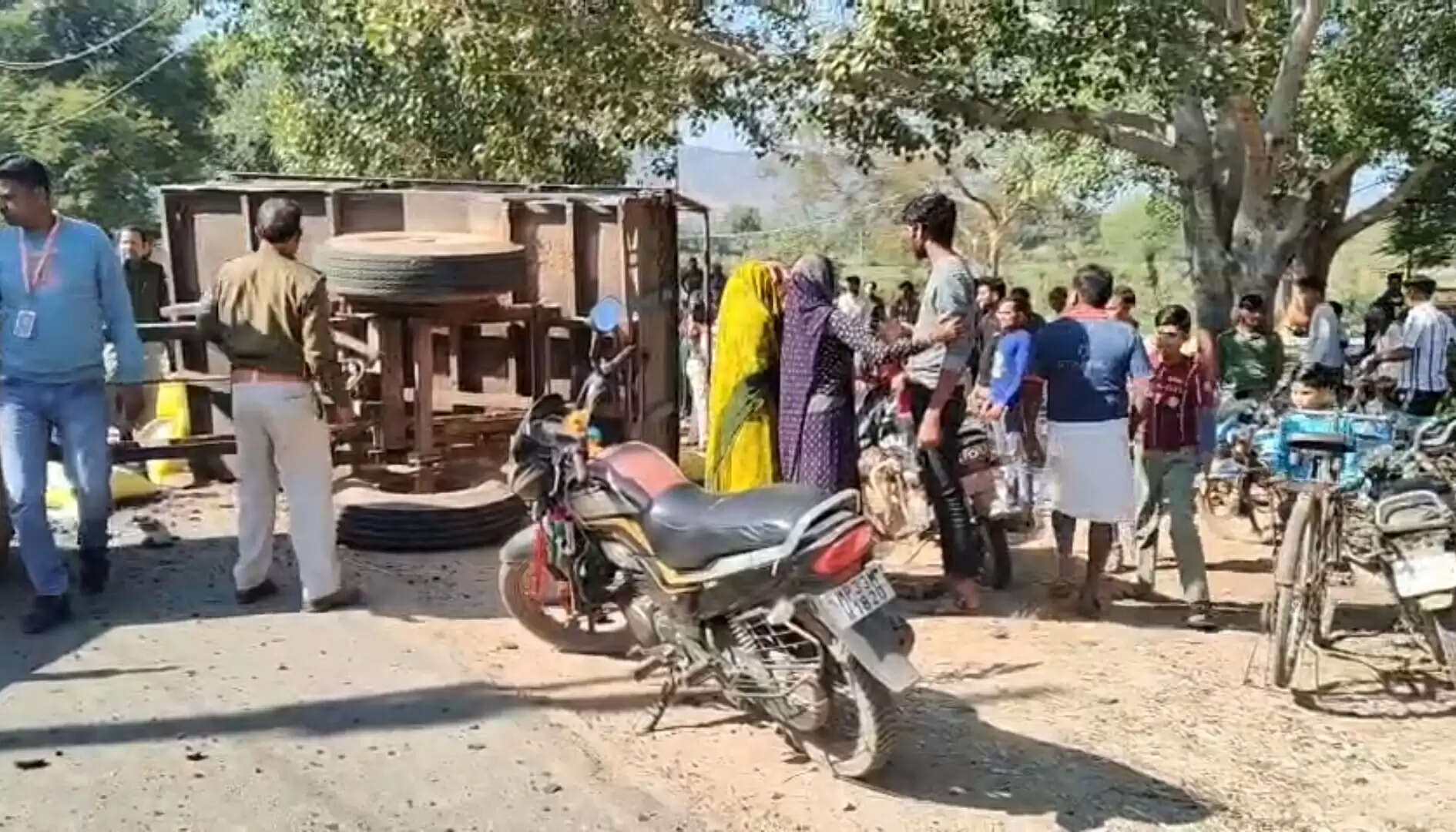 शिवपुरी : नरवर में ट्रैक्टर-ट्रॉली पलटने से एक की मौत, दो गंभीर घायल