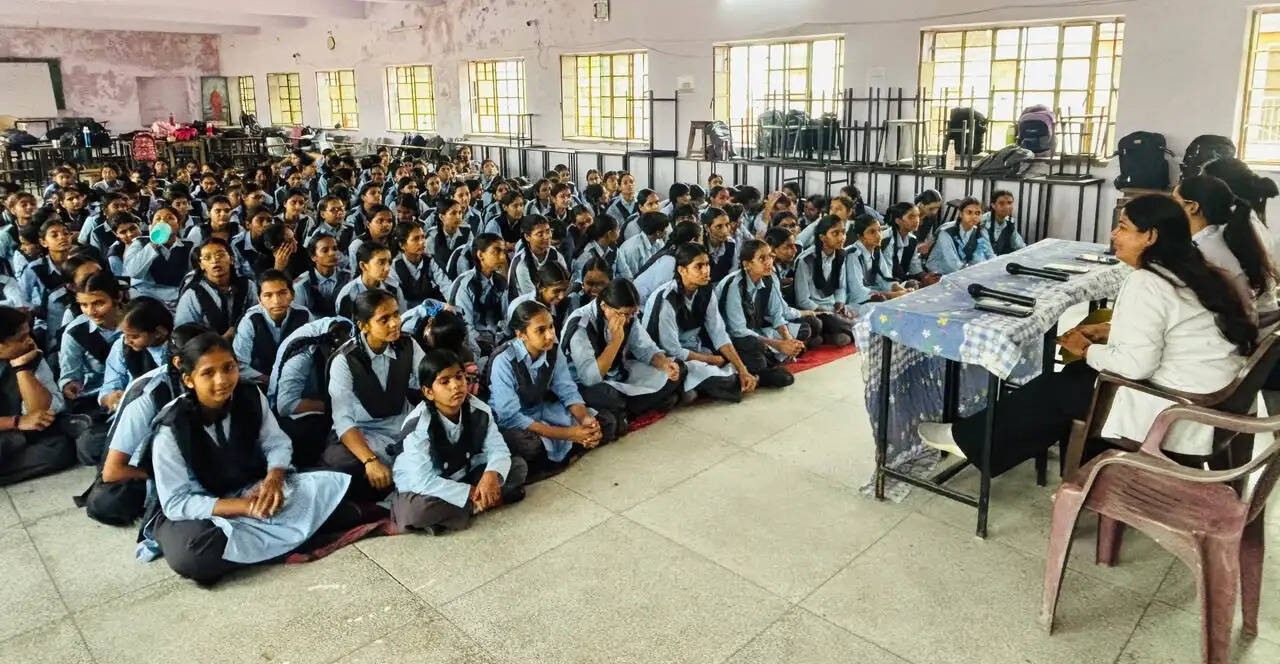 छात्राओं को स्वास्थ्य एवं स्वच्छता के प्रति किया जागरूक