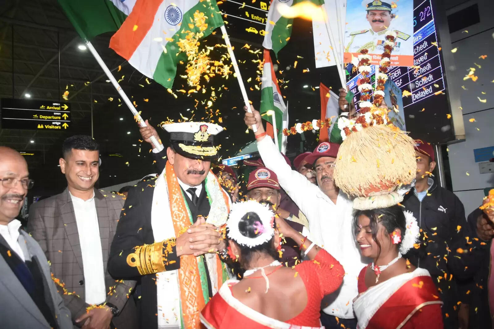 भारतीय नौसेना प्रमुख पहुंचे रांची, एयरपोर्ट पर भव्य स्वागत