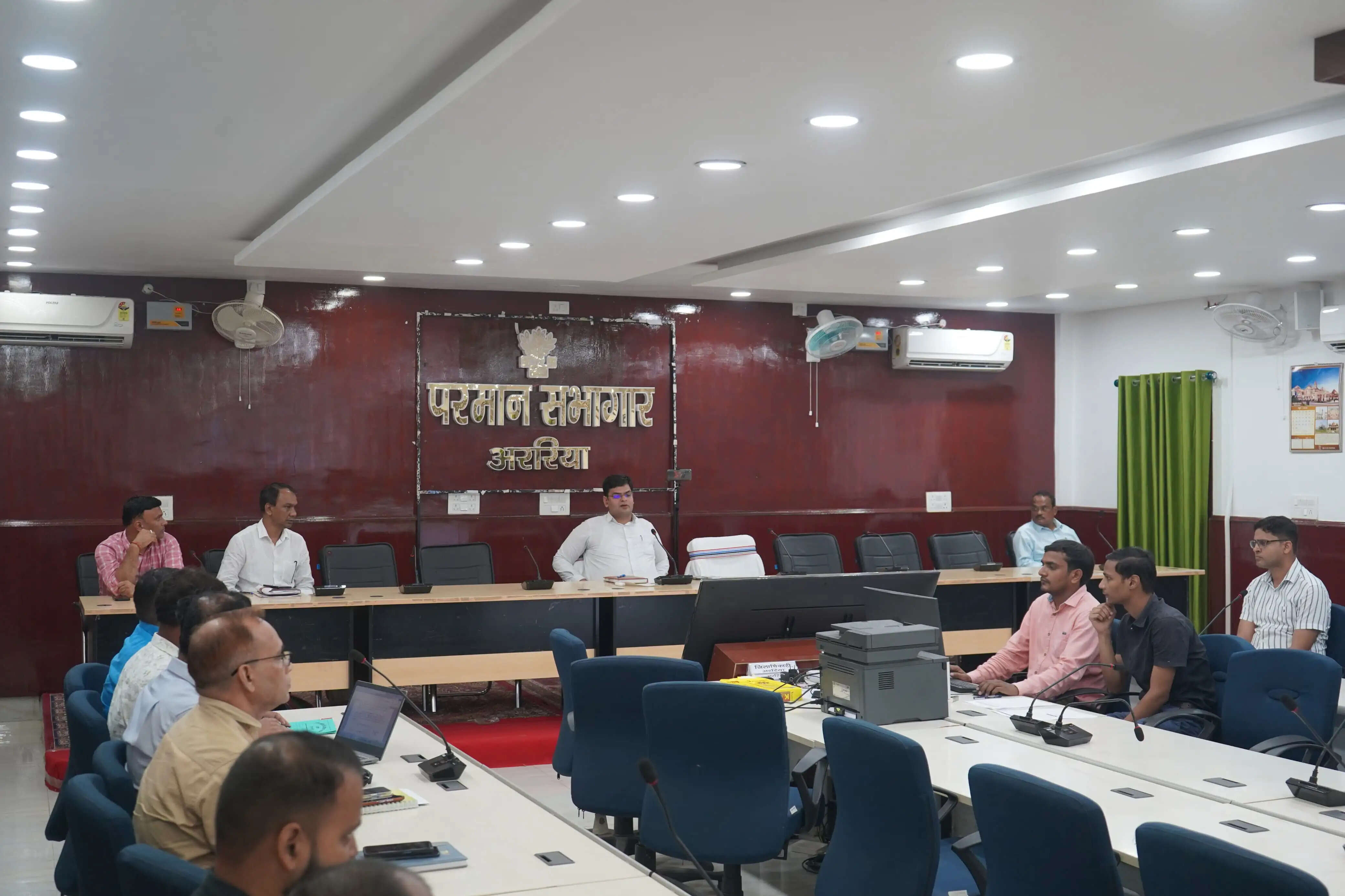एनआईसी रेंडमाइजेशन विधि से बड़े पैमाने पर जिले के सरकारी कर्मचारियों का डीएम ने किया तबादला