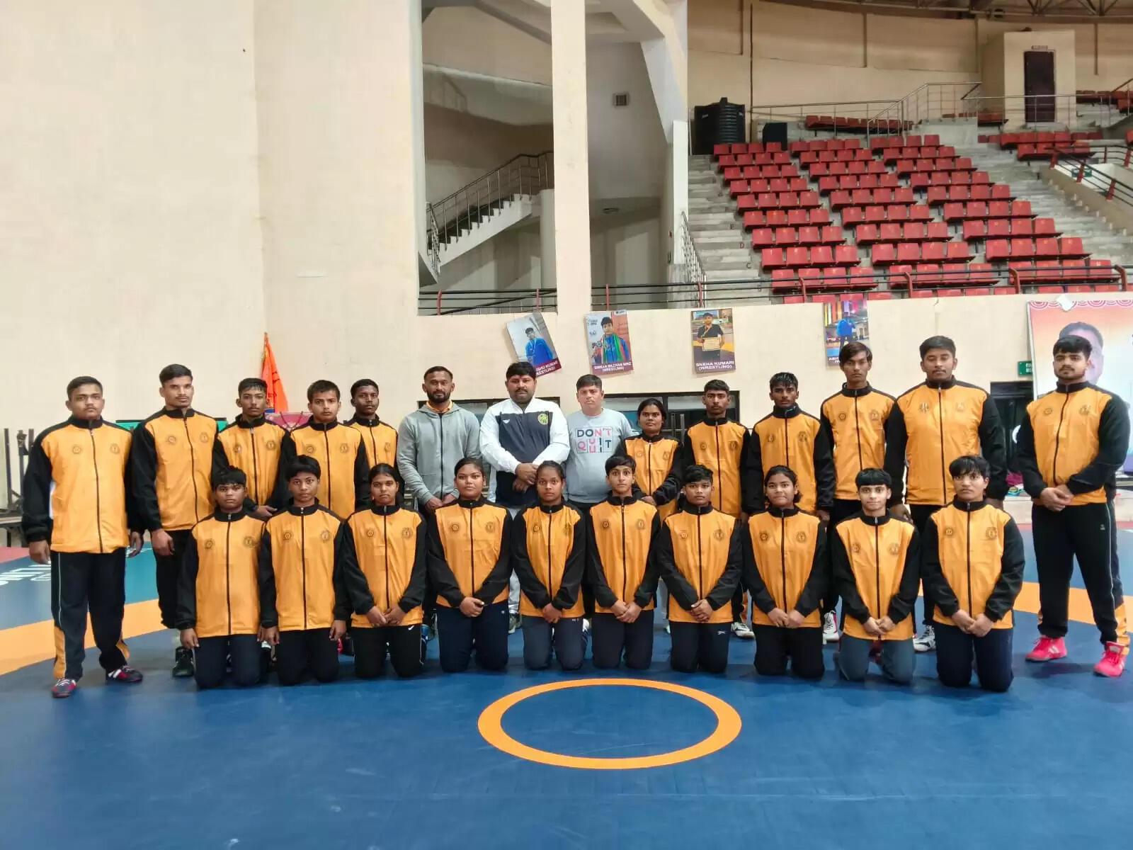 एसजीएफआई राष्ट्रीय विद्यालय कुश्ती प्रतियोगिता में भाग लेने उत्तर प्रदेश रवाना हुई झारखंड की टीम