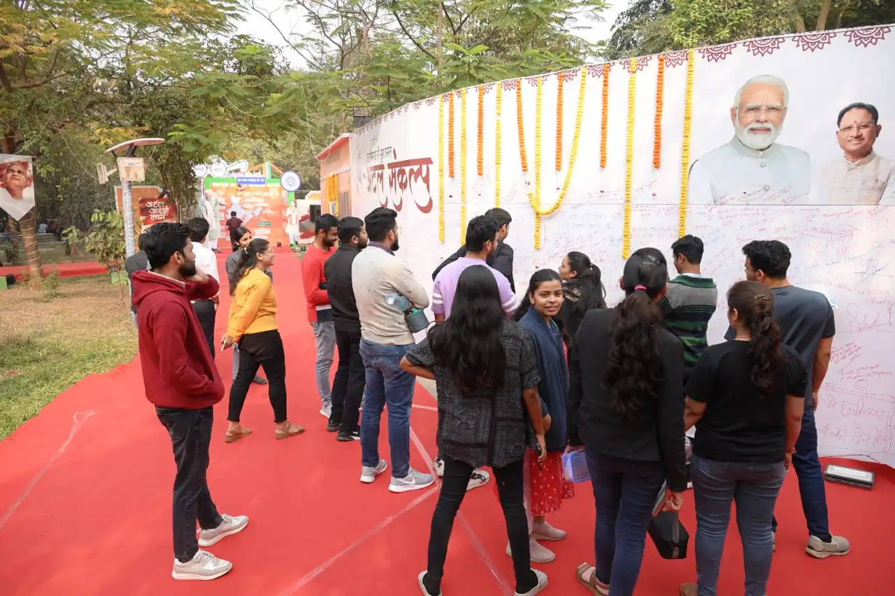 रायपुर : अटल जी के व्यक्तित्व एवं कृतित्व पर आधारित छायाचित्र प्रदर्शनी को मिल रहा अच्छा प्रतिसाद