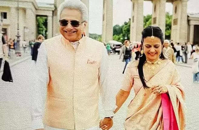 तृणमूल सांसद महुआ मोइत्रा ने जर्मनी के शाही महल में पूर्व बीजेडी सांसद पिनाकी मिश्रा से रचाई शादी