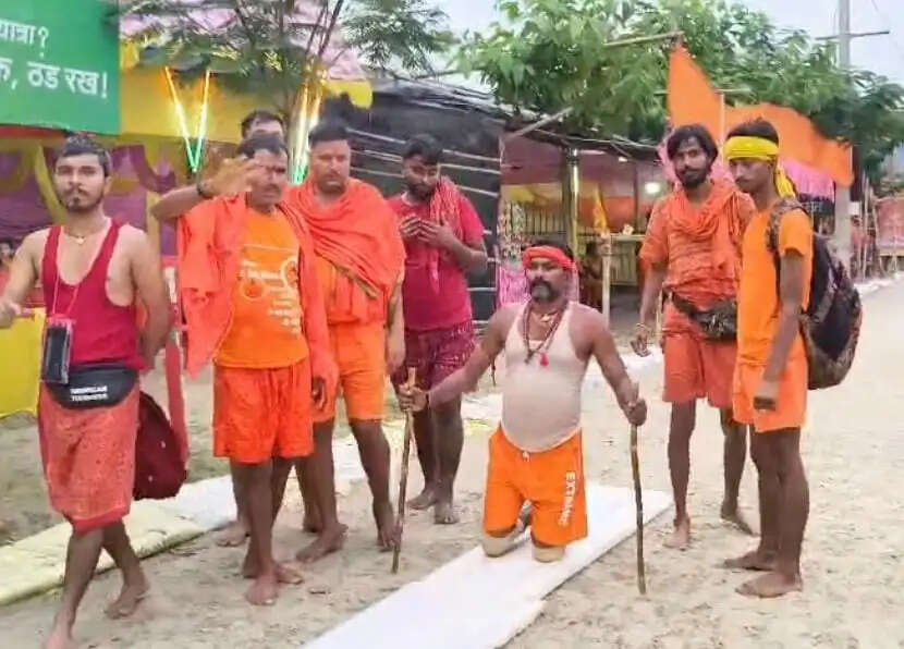 आस्था की पराकाष्ठा, घुटनों के बल बाबा धाम की यात्रा पर निकले सुबोध
