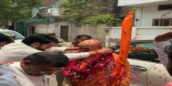 वाराणसी आगमन पर गोवर्धन पीठ के शंकराचार्य का पुष्पवर्षा के बीच स्वागत