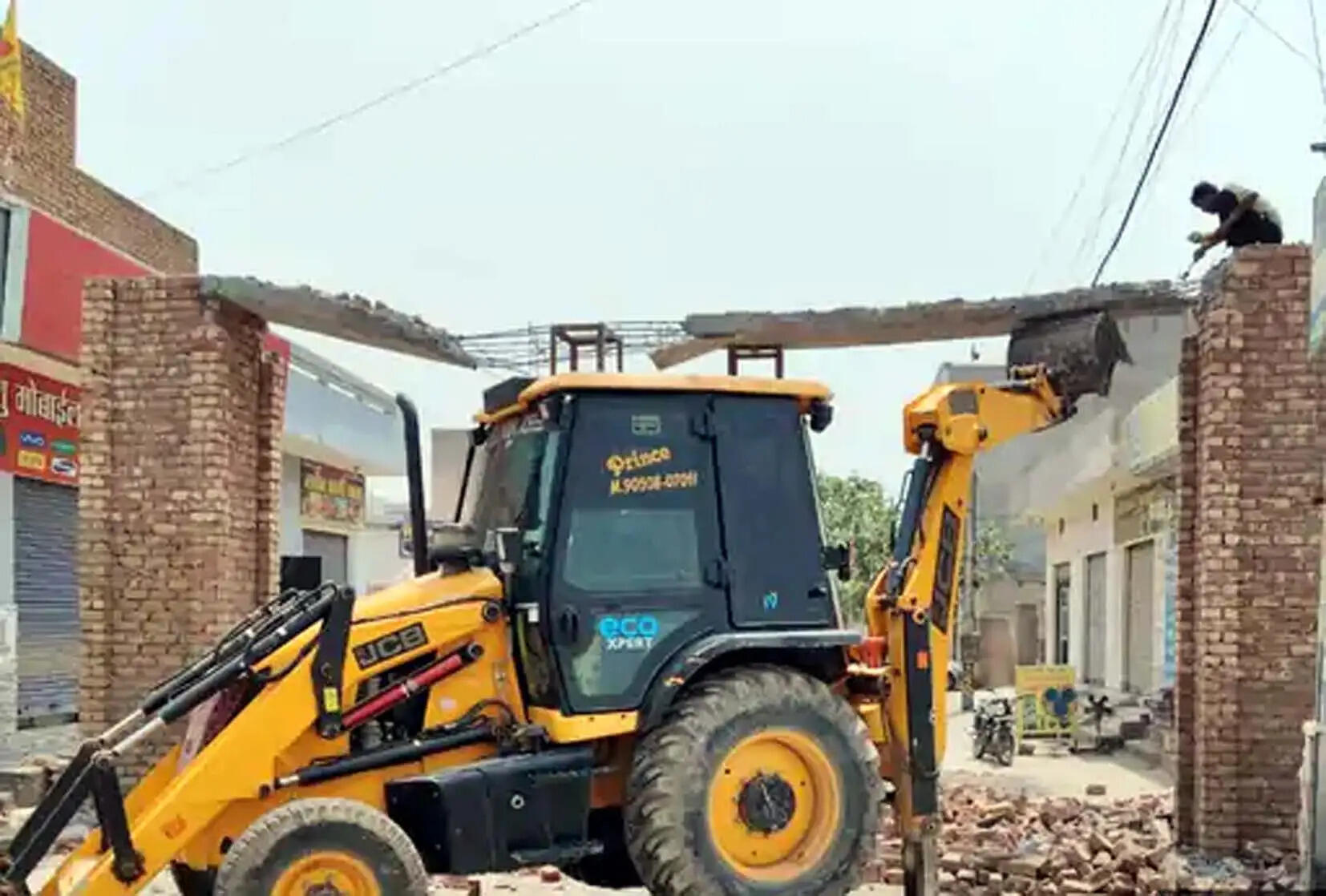 हिसार : शटरिंग खोलते ही लचका स्वागत द्वार, भ्रष्टाचार का मामला उजागर