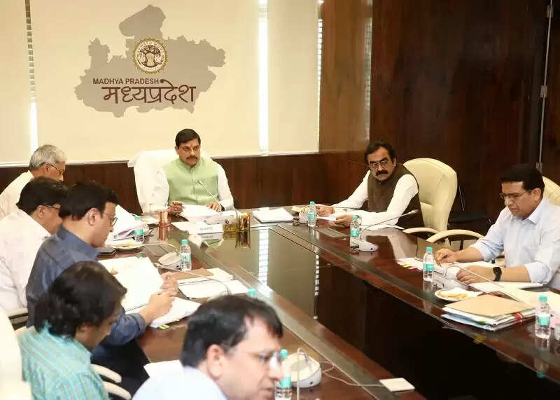 सड़क निर्माण में गुणवत्ता और दीर्घकालिक जरूरतों पर दें विशेष ध्यान : मुख्यमंत्री डॉ. यादव