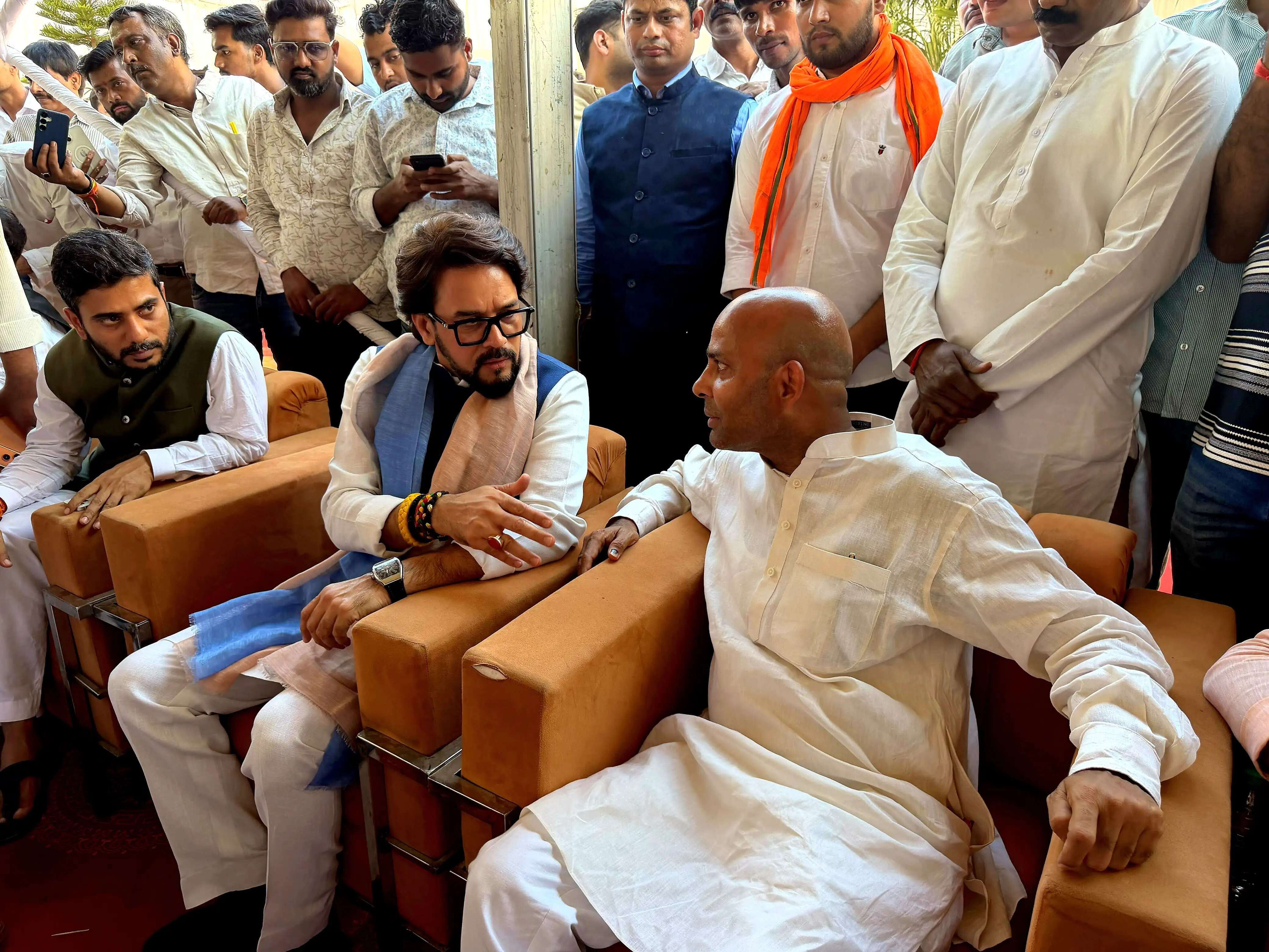 अनुराग सिंह ठाकुर ने हरीश द्विवेदी की माताजी के निधन पर अर्पित की श्रद्धांजलि