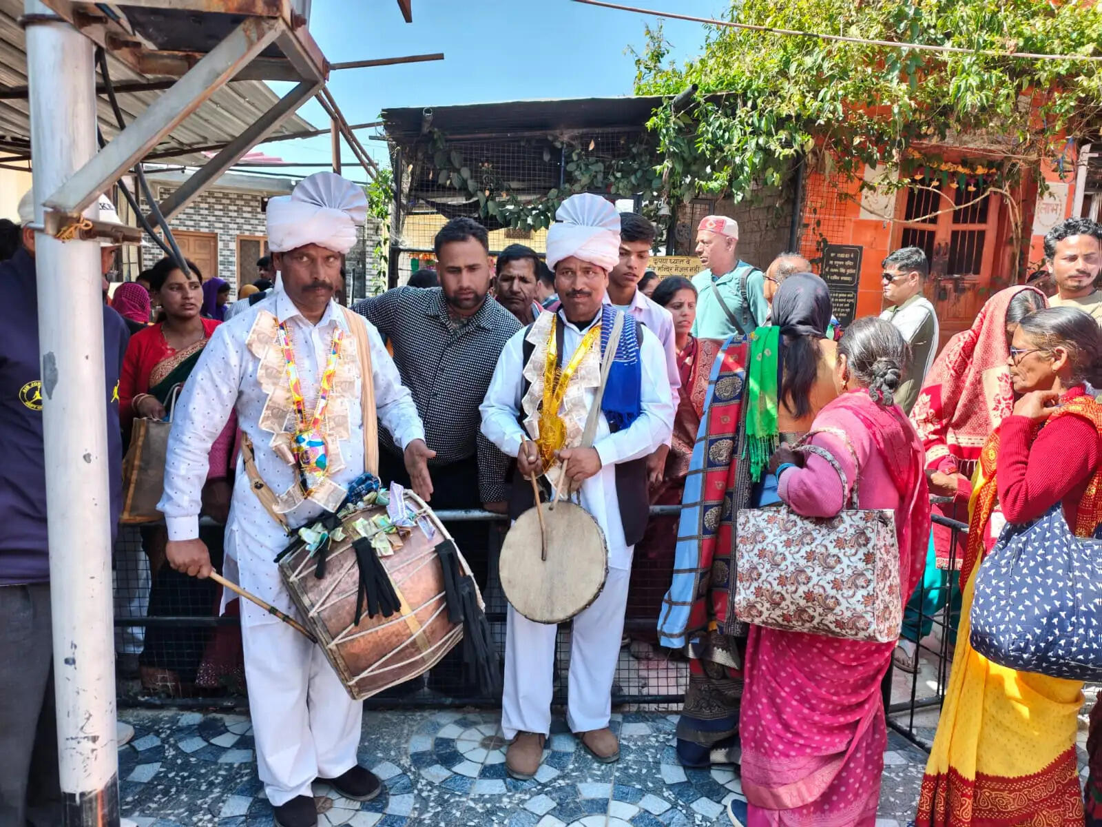 मौरी से देवप्रयाग में स्नान के लिए रवाना हुए पांडव पशवा