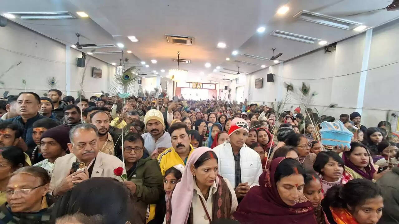नववर्ष में श्याम मंदिर में उमडी भक्ताें की भीड, भगवन से लिया आर्शिवाद