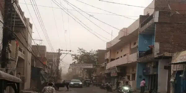 जौनपुर में बदला मौसम का मिजाज, बारिश और तेज हवाओं से किसानों की बढ़ी चिंता