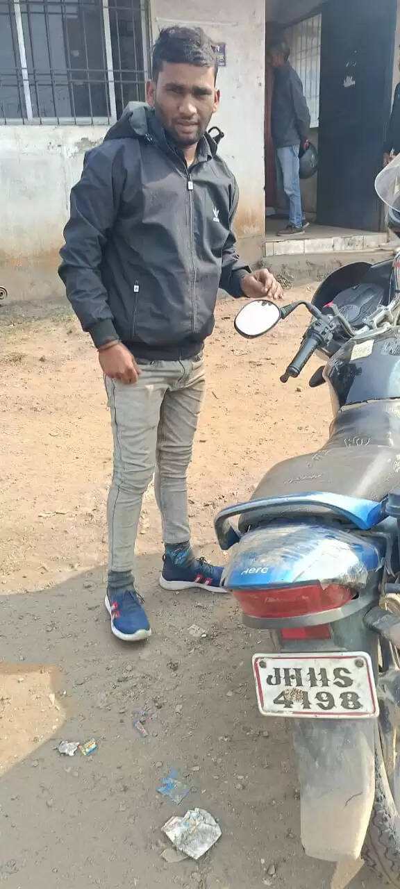 चेकिंग के दौरान बाइक से बरामद हुआ लोडेड देसी पिस्तौल, प्राथमिकी दर्ज