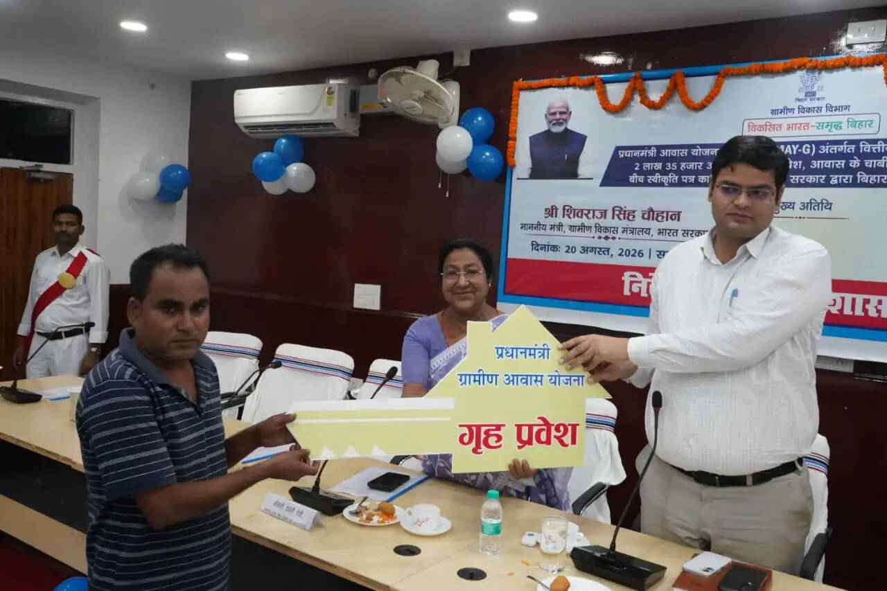पीएम आवास योजना ग्रामीण के लाभुकों को गृह प्रवेश के लिए प्रदान की गई स्वीकृति पत्र