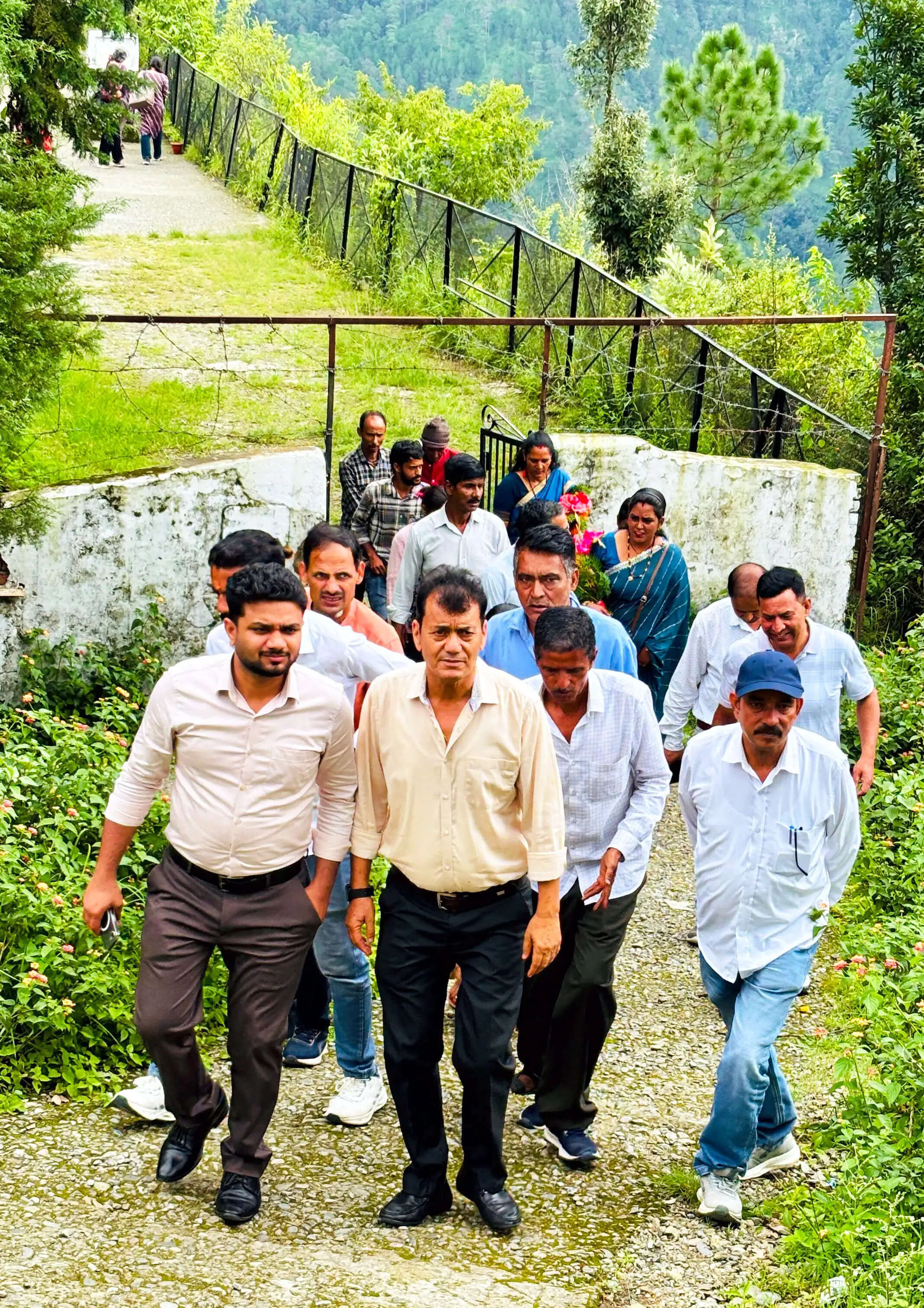 विद्यालय की जर्जर हालत पर ब्लॉक प्रमुख ने जताई नाराजगी