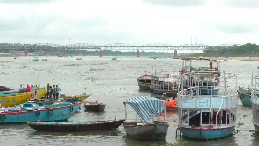 वाराणसी में गंगा का जलस्तर बढ़ा, 22 जुलाई तक भारी बारिश का अलर्ट