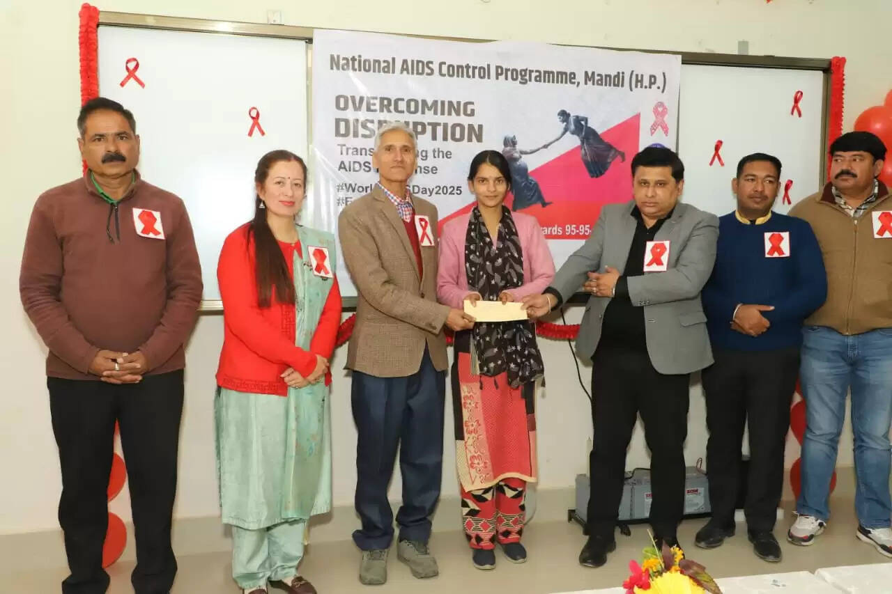 जिला स्तरीय विश्व एड्स दिवस: पेंटिंग में दीपिका, रंगोली में टीम सुष्मिता एवं स्लोगन में अंजना ने मारी बाजी