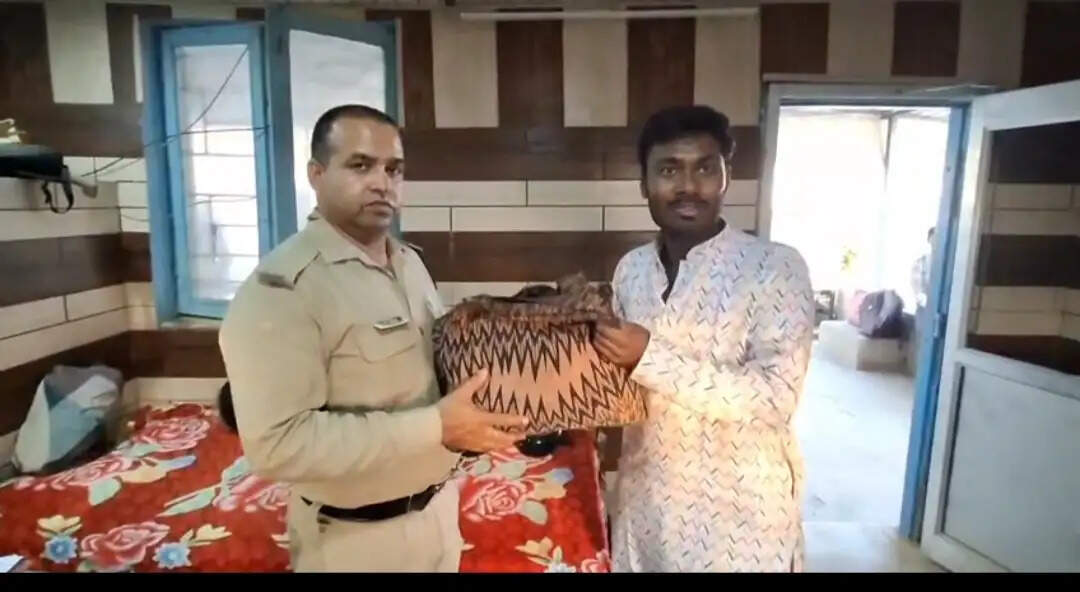 पुलिस जवान की सूझबूझ से यात्री को खोया बैग वापस मिला