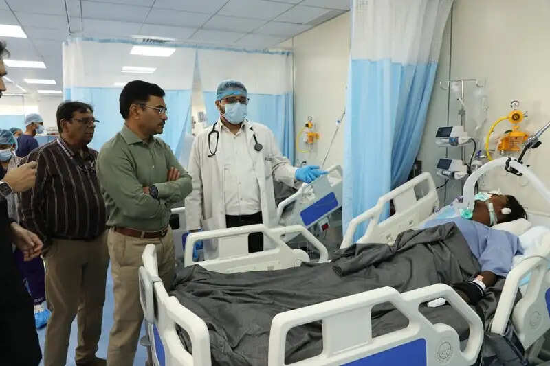 इंदौरः धार सड़क हादसे के घायल मरीजों से मिले संभागायुक्त, चिकित्सकों को दिए बेहतर इलाज के निर्देश