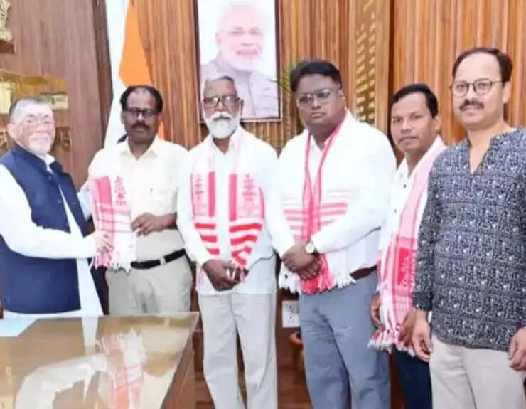 संघ ने परिसीमना-सरना धर्म कोड काे लेकर राज्यपाल को सौंपा ज्ञापन