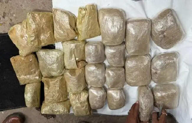 केंद्रीय नारकोटिक्स ब्यूरो 18.6 किलोग्राम से अधिक कच्ची हेरोइन जब्त की, तीन गिरफ्तार