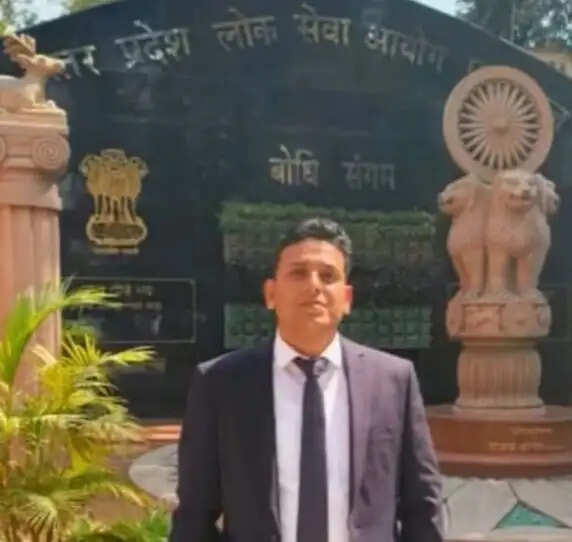 मीरजापुर के निखिलेंद्र ने सातवें प्रयास में पाई यूपीएससी में सफलता, गांव में जश्न