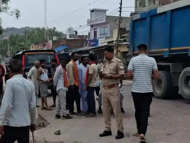 डंफर की टक्कर से बाइक सवार दो दोस्तों की मौत