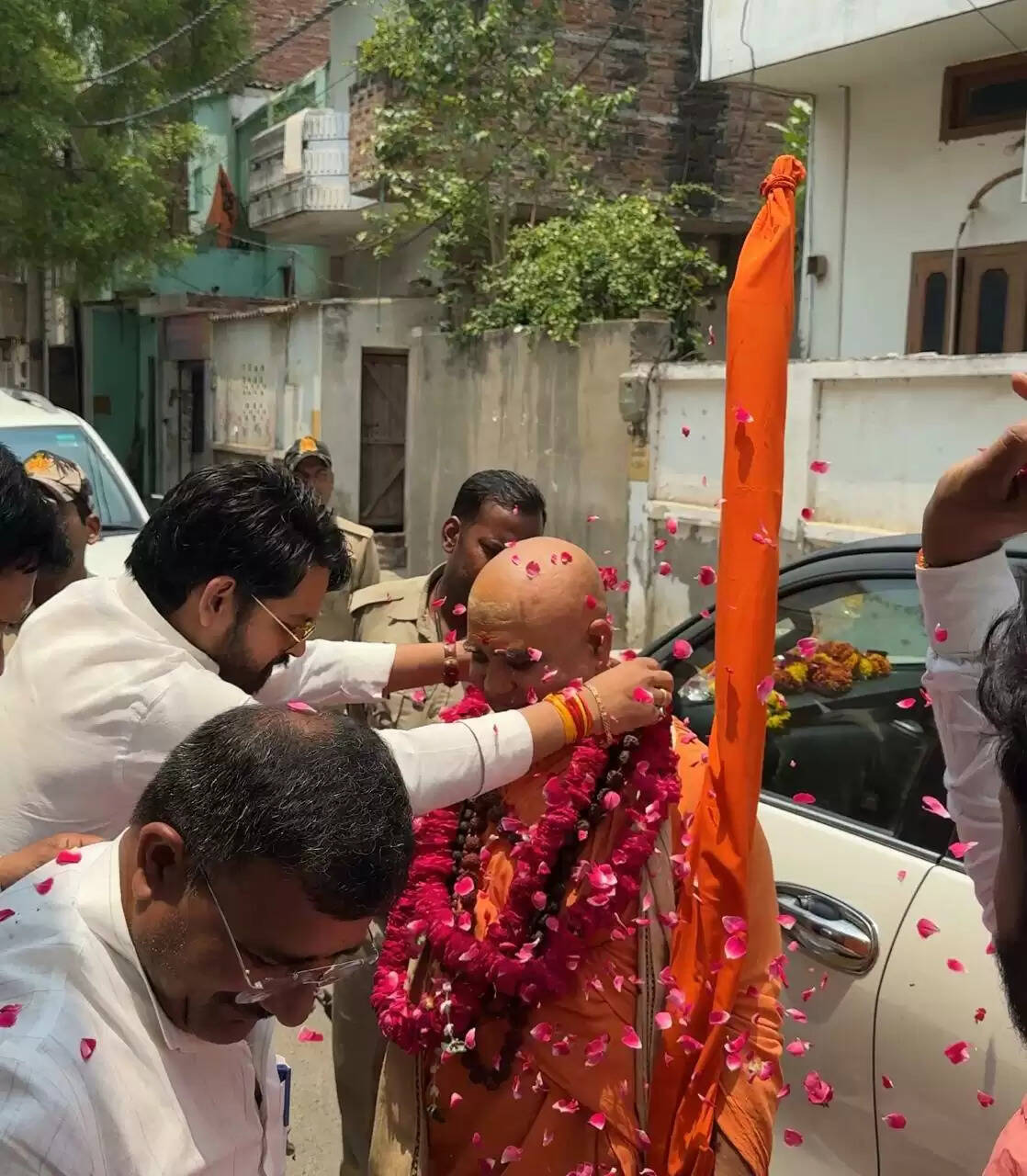 वाराणसी आगमन पर गोवर्धन पीठ के शंकराचार्य का पुष्पवर्षा के बीच स्वागत