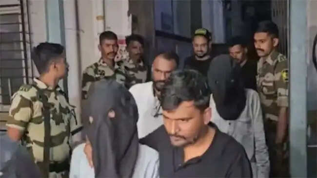 टाइगर श्रॉफ फायरिंग मामले के तीनों आरोपित मुंबई पहुंचे, की जा रही पूछताछ