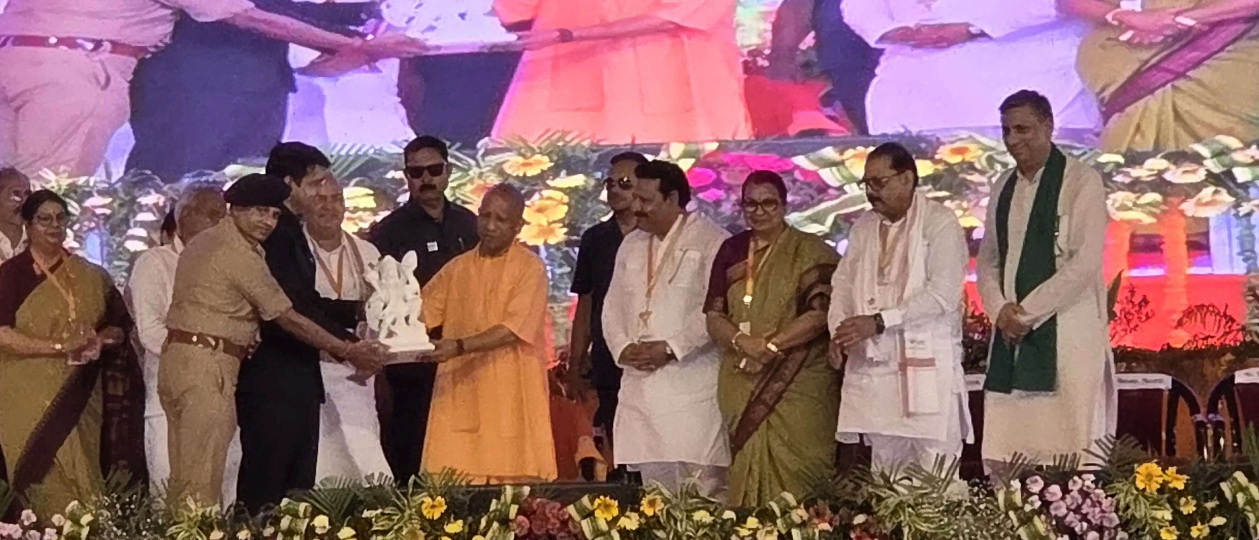 मुख्यमंत्री की जनसभा में सादाबाद विधायक ने आलू निर्यात का मुद्दा उठाया