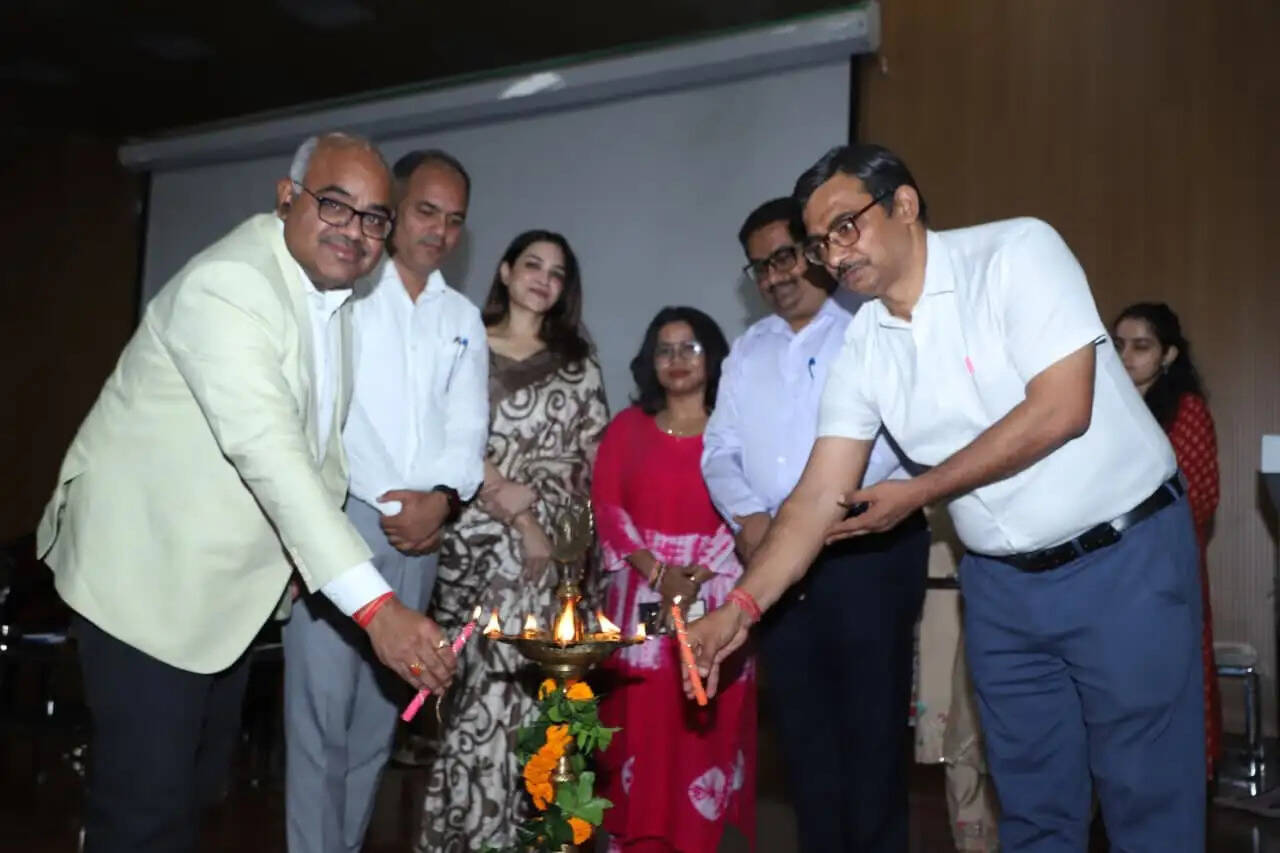 मोबाइल और इंटरनेट का अनियंत्रित उपयोग युवाओं के लिए बन रही गंभीर चुनाैती : डीएम