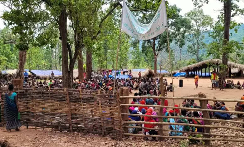 नारायणपुर : अबूझमाड़ में 06 महीने से जारी धरना स्थल को ही ग्रामीणों ने बना लिया अपना आशियाना