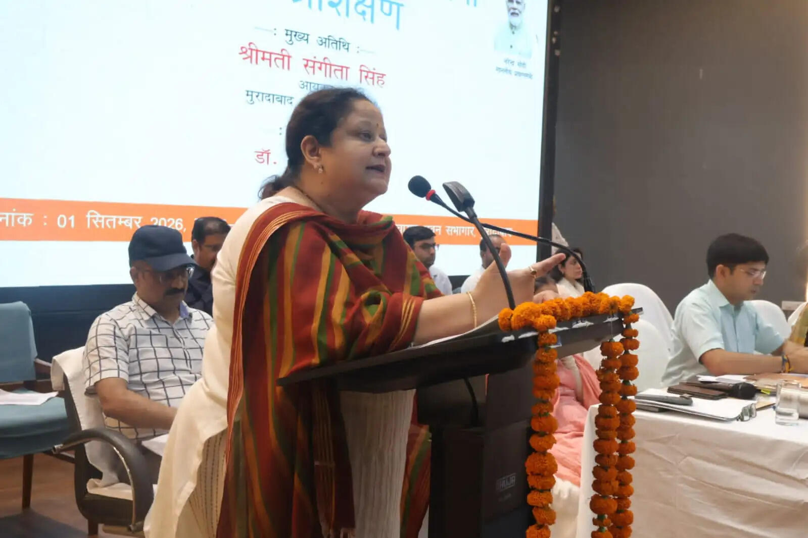 लेखपाल एवं ग्राम पंचायत सचिव अपने आवंटित गांव में रहकर ग्राम सचिवालय से कार्य करें : मंडलायुक्त